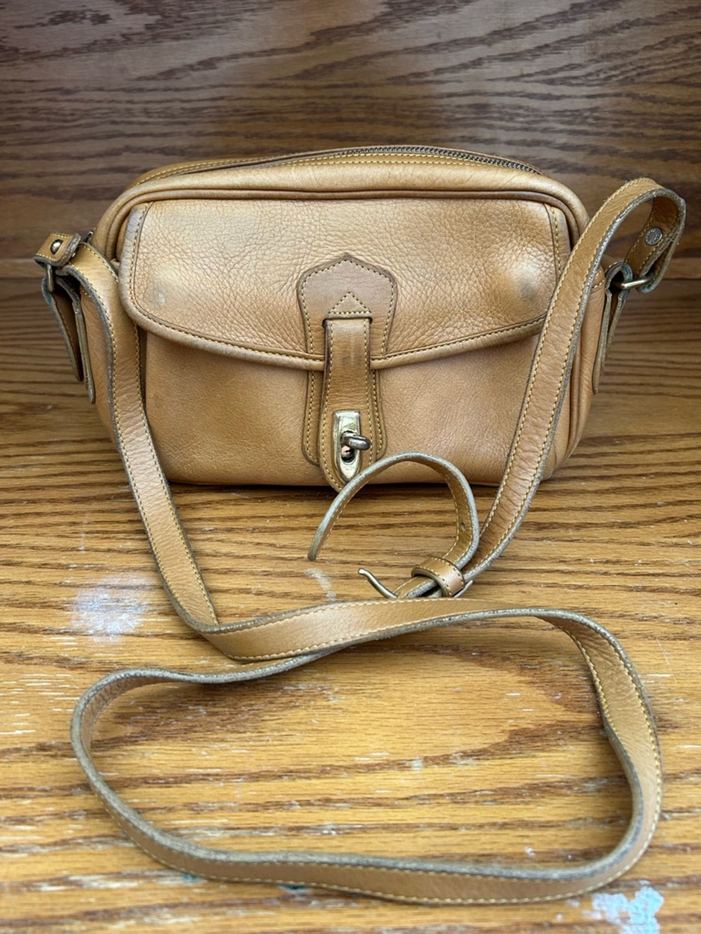 Women's Vintage Dooney and Bourke Tan Leather Camera bag